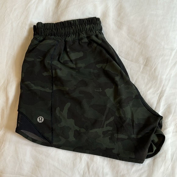 Lululemon- Hotty Hot Low-Rise Short 4” 🍋 - Picture 2 of 3